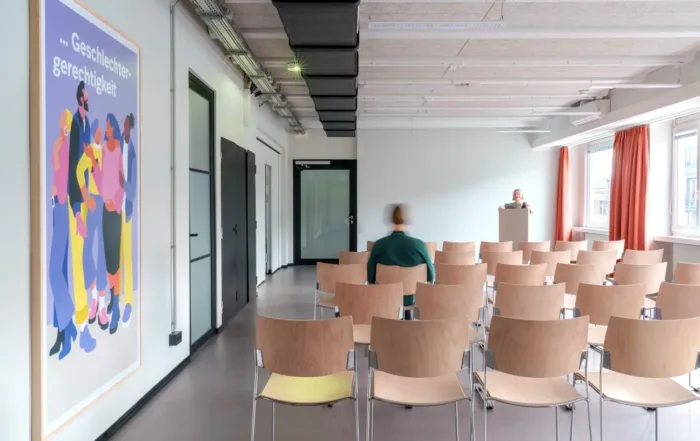 Foto eines Veranstaltungsraumes in der Bundesstiftung Gleichstellung. Sitzreihen mit Stühlen und ein Podium.