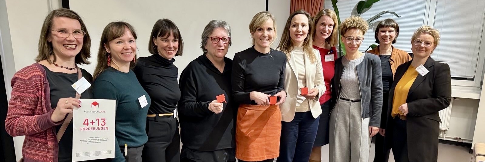 Mitglieder des Aktionsbündnisses Roter Tisch_Care mit den Podiumsgästen Cornelia Möhring (Linke), Franziska Krumwiede-Steiner (Grüne) und Jasmina Hostert (SPD). ©Anna Poeschel